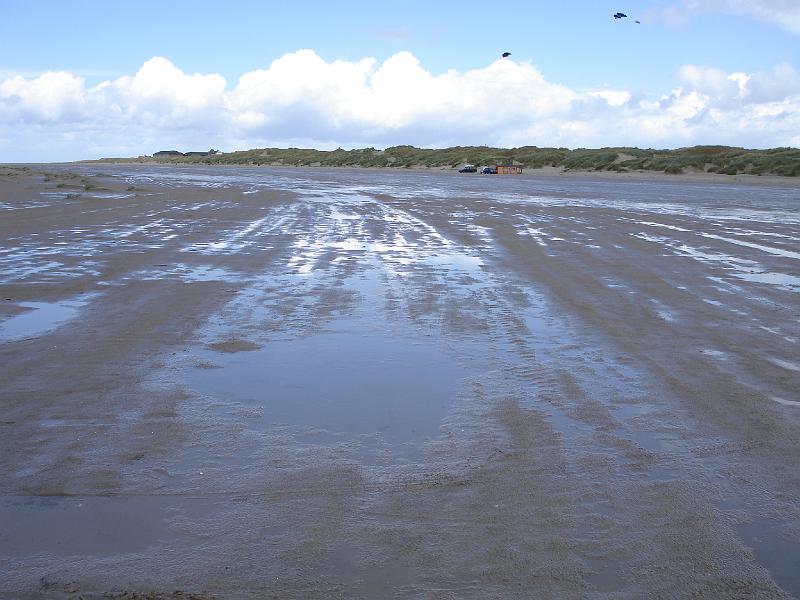 DSC03328.JPG - Das Wasser stand auch auf dem Sand.