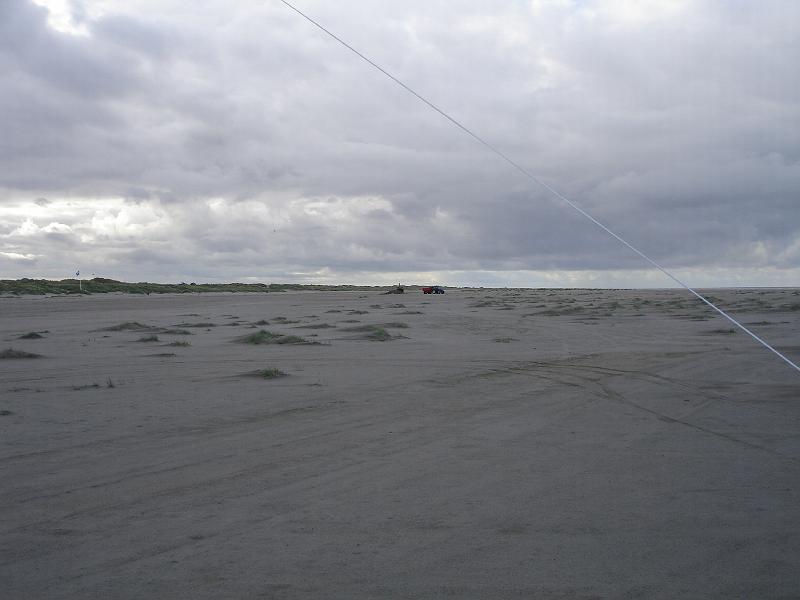 DSC03395.JPG - Mittwoch Morgen war ich der erste am Strand (7.05 Uhr)! Nur die Bagger waren schon aktiv.