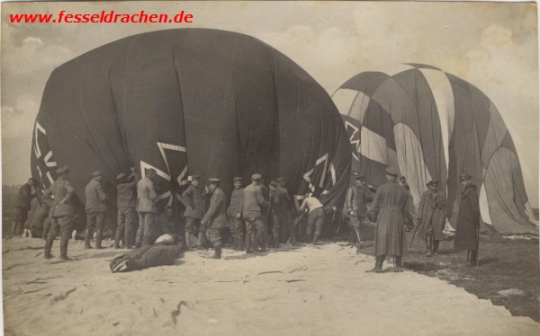 Zwei Drachenballon werden nach Kriegsende aufgeblasen