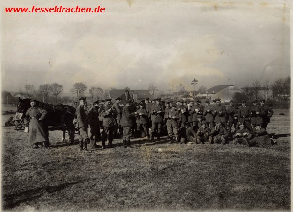 Fritz Brandt steht hier im Vordergrund gleich hinter dem Pferd