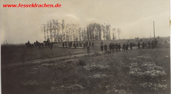 Die Mannschaft beim Herrichten des Baumstammes